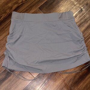 Columbia adjustable sides Gray Women's Skort w/ pockets (M)